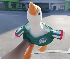 &iexcl;Pato Merl&iacute;n desata euforia! Aficionados adquieren su versi&oacute;n en peluche