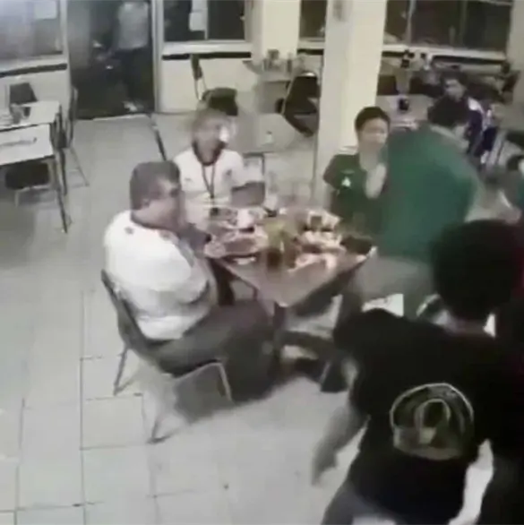Alcalde de Movimiento Ciudadano agrede a un mesero en taquería; tras la polémica ofrece disculpas | VIDEO Alcalde de Movimiento Ciudadano agrede a un mesero en taquería; tras la polémica ofrece disculpas | VIDEO