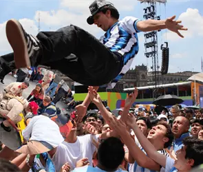 Lo hicieron volar en el Fan Fest de Guadalajara y termin&oacute; hospitalizado tras caer de cabeza