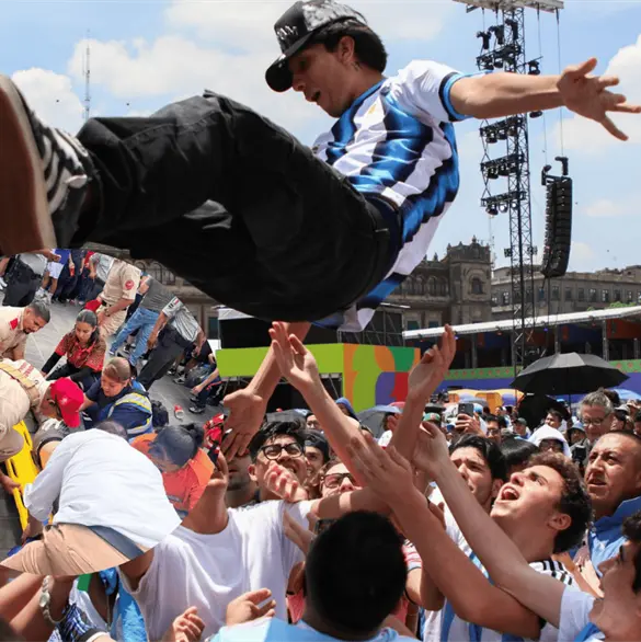 Lo hicieron volar en el Fan Fest de Guadalajara y terminó hospitalizado tras caer de cabeza Lo hicieron volar en el Fan Fest de Guadalajara y terminó hospitalizado tras caer de cabeza