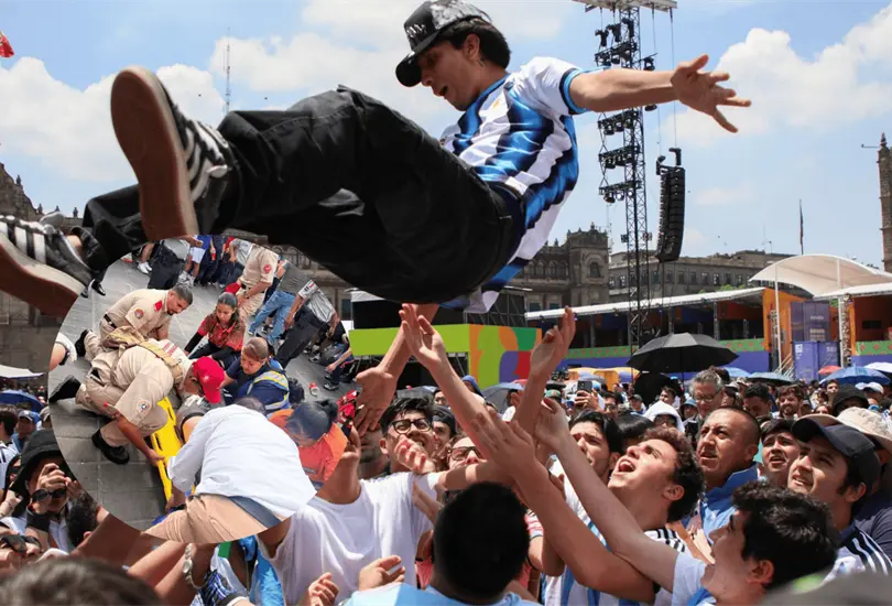 Lo hicieron volar en el Fan Fest de Guadalajara y termin&oacute; hospitalizado tras caer de cabeza
