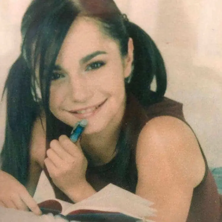 Desde niña tomó clases de actuación, danza y distintas disciplinas artísticas, y a los 14 años se mudó a la Ciudad de México para prepararse profesionalmente.<br>