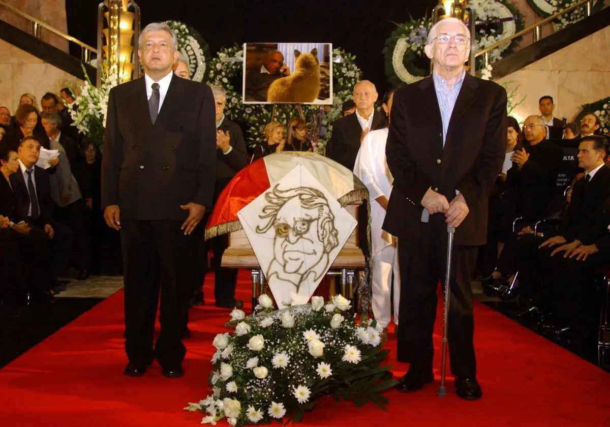AMLO estuvo presente en el funeral de Monsiváis. Cuartoscuro.