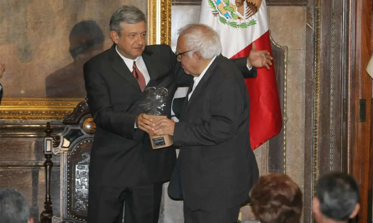  AMLO junto a Carlos Monsiváis. 