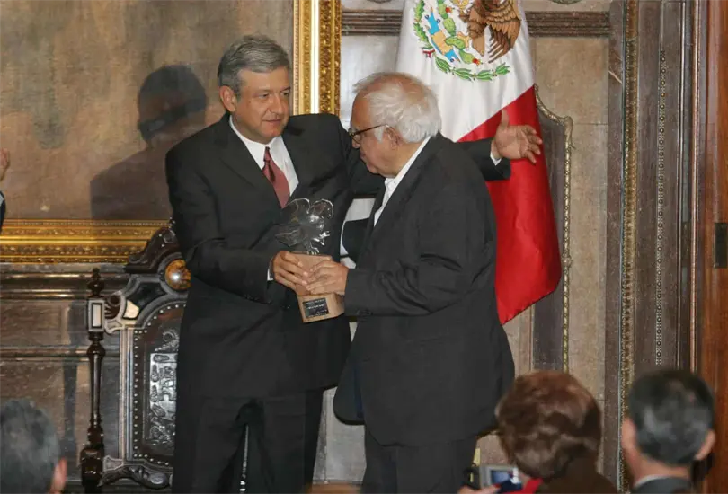 AMLO junto a Carlos Monsiváis. AMLO junto a Carlos Monsiváis.