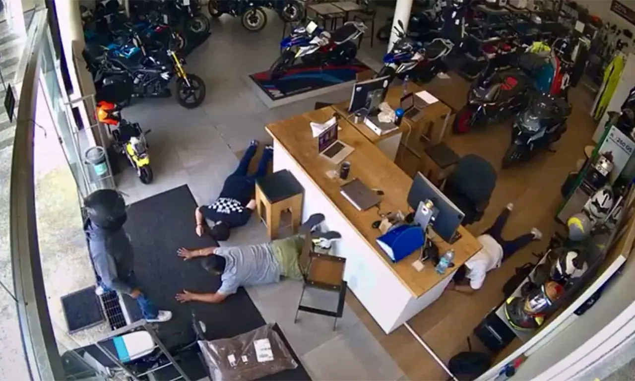  Así fue el violento asalto a una agencia de motocicletas en Cuernavaca; clientes fueron tirados al piso | VIDEO 