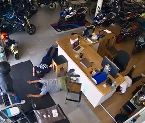As&iacute; fue el violento asalto a una agencia de motocicletas en Cuernavaca; clientes fueron tirados al piso | VIDEO