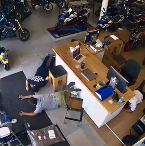 Así fue el violento asalto a una agencia de motocicletas en Cuernavaca; clientes fueron tirados al piso | VIDEO Así fue el violento asalto a una agencia de motocicletas en Cuernavaca; clientes fueron tirados al piso | VIDEO