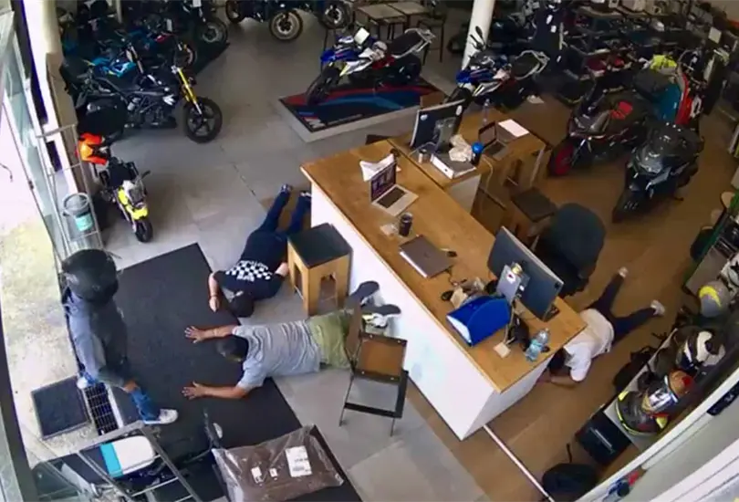 As&iacute; fue el violento asalto a una agencia de motocicletas en Cuernavaca; clientes fueron tirados al piso | VIDEO
