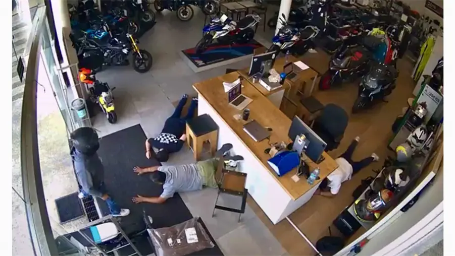 As&iacute; fue el violento asalto a una agencia de motocicletas en Cuernavaca; clientes fueron tirados al piso | VIDEO