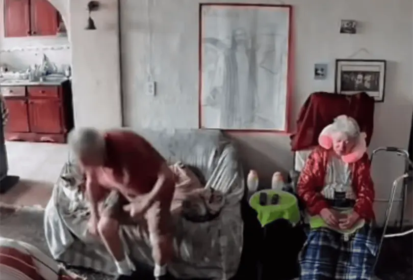 Mientras el interior de la casa se convierte en una escena de caos, la pareja se aferra mutuamente tratando de mantenerse en pie.