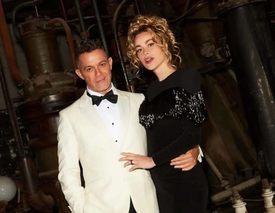 A finales de 2024, Alejandro Sanz confirmó su relación con la actriz española Candela Márquez. Desde el inicio del romance, la actriz fue constantemente comparada con Shakira por parte de algunos seguidores del cantante.