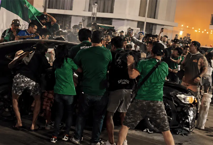 Horas despu&eacute;s del atropellamiento que dej&oacute; al menos 17 personas lesionadas, comenzaron a difundirse nuevos videos que muestran la reacci&oacute;n de la multitud contra el conductor se&ntilde;alado como responsable.