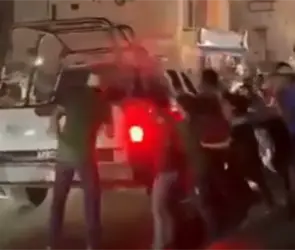 Polic&iacute;as disparan al aire para dispersar festejos por triunfo de M&eacute;xico en Apatzing&aacute;n