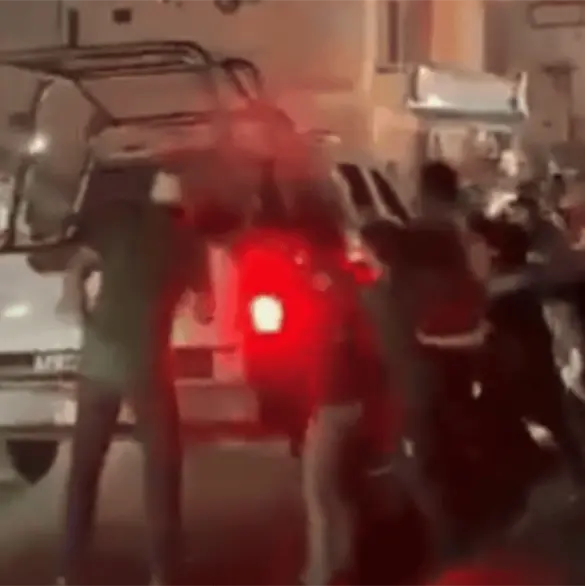 Polic&iacute;as disparan al aire para dispersar festejos por triunfo de M&eacute;xico en Apatzing&aacute;n