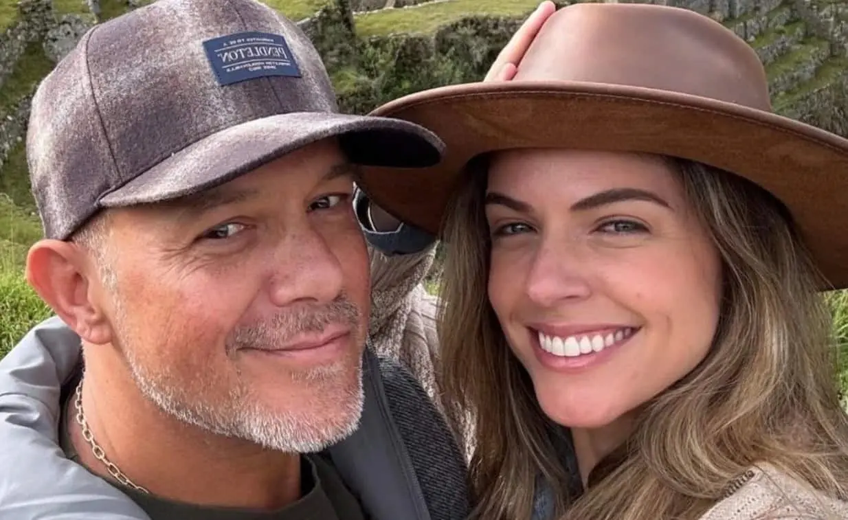 La actriz, modelo y cantante peruana Stephanie Cayo es la actual pareja de Alejandro Sanz. 