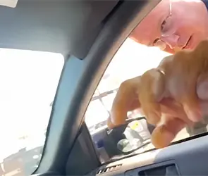 &iquest;Por qu&eacute; me apunta?: Captan a polic&iacute;a municipal de Guaymas intimidando a un ciudadano con un arma