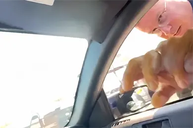 &iquest;Por qu&eacute; me apunta?: Captan a polic&iacute;a municipal de Guaymas intimidando a un ciudadano con un arma