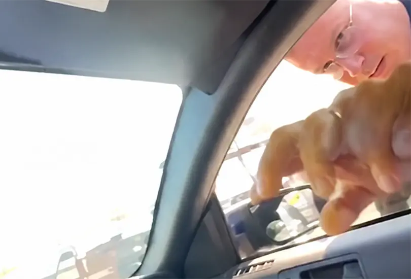 Video: captan a polic&iacute;a de Guaymas apuntando a un automovilista.