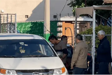 Momento exacto en que Miguel, el hombre que manten&iacute;a como reh&eacute;n a su familia en Tec&aacute;mac, se entrega