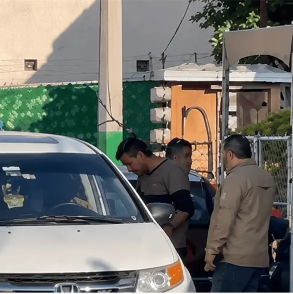 Momento exacto en que Miguel, el hombre que manten&iacute;a como reh&eacute;n a su familia en Tec&aacute;mac, se entrega