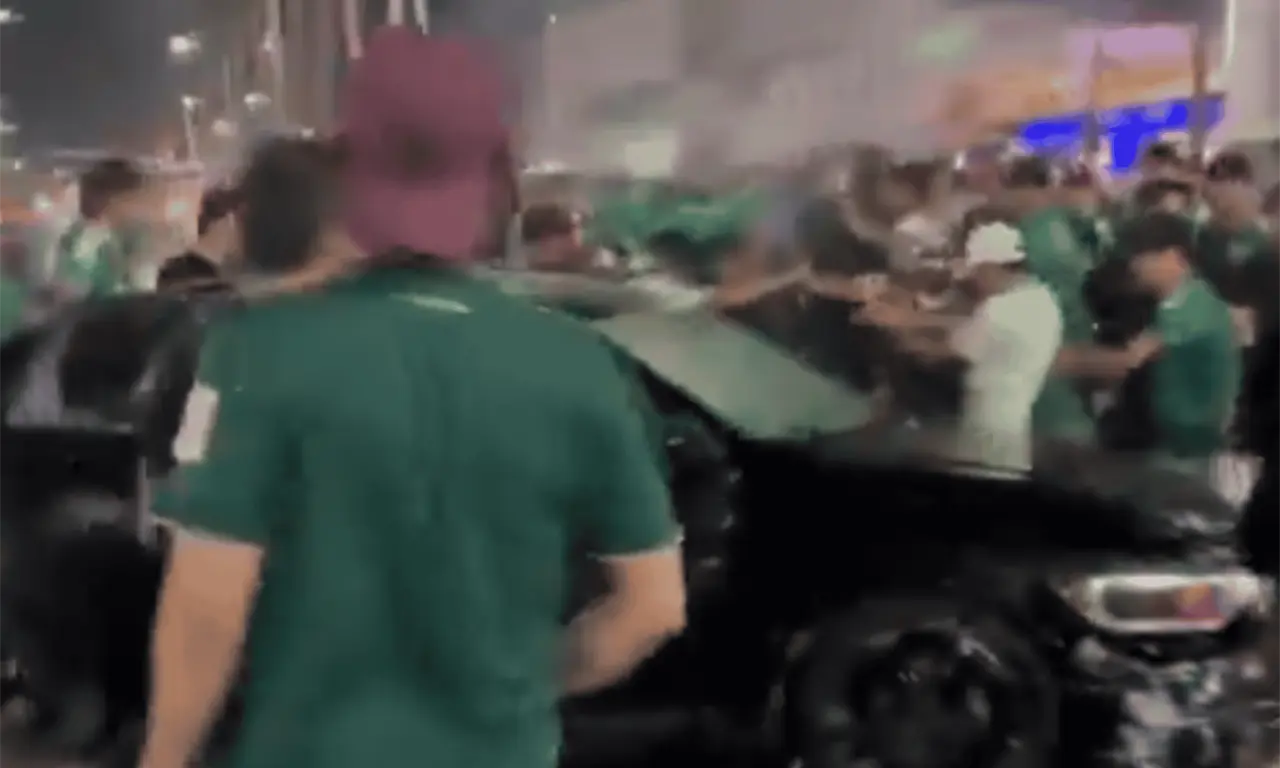  Dos de las personas hospitalizadas permanecen en código rojo, entre ellas el propio conductor, quien fue agredido por varias personas tras el choque. 