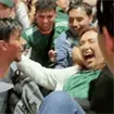 "Quiere volar, quiere volar": Aficionados lanzan al aire a Xochitl G&aacute;lvez durante los festejos en el &Aacute;ngel