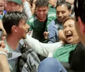 "Quiere volar, quiere volar": Aficionados lanzan al aire a Xochitl G&aacute;lvez durante los festejos en el &Aacute;ngel