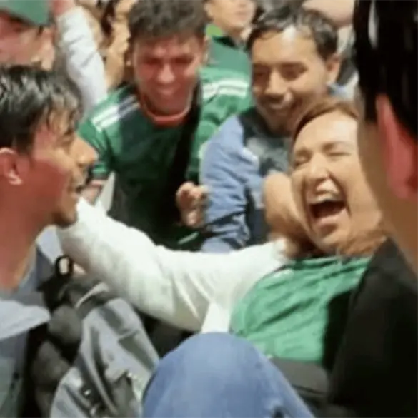 "Quiere volar, quiere volar": Aficionados lanzan al aire a Xochitl G&aacute;lvez durante los festejos en el &Aacute;ngel