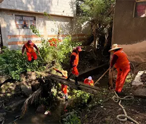 Gobierno de Puebla realiza limpieza en barranca de Romero Vargas previo a la temporada de lluvias