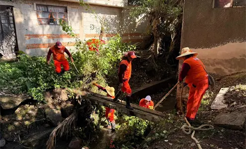 Gobierno de Puebla realiza limpieza en barranca de Romero Vargas previo a la temporada de lluvias