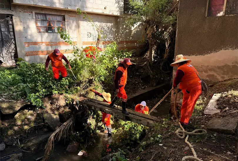 Limpian barranca en Puebla Capital para reducir riesgos durante la temporada de lluvias.