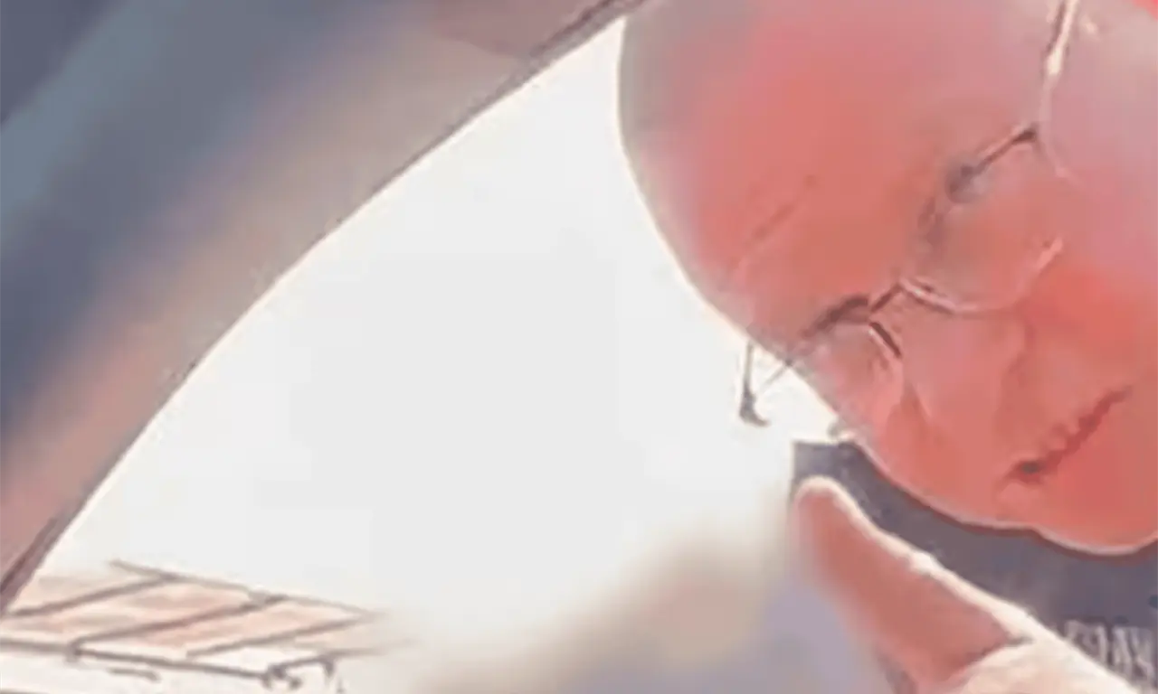  En el video, el ciudadano manifiesta que está dispuesto a cubrir la sanción económica correspondiente, entonces el comandante saca su arma de cargo. 