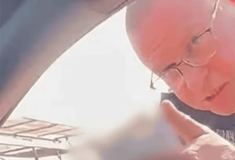 En el video, el ciudadano manifiesta que est&aacute; dispuesto a cubrir la sanci&oacute;n econ&oacute;mica correspondiente, entonces el comandante saca su arma de cargo.