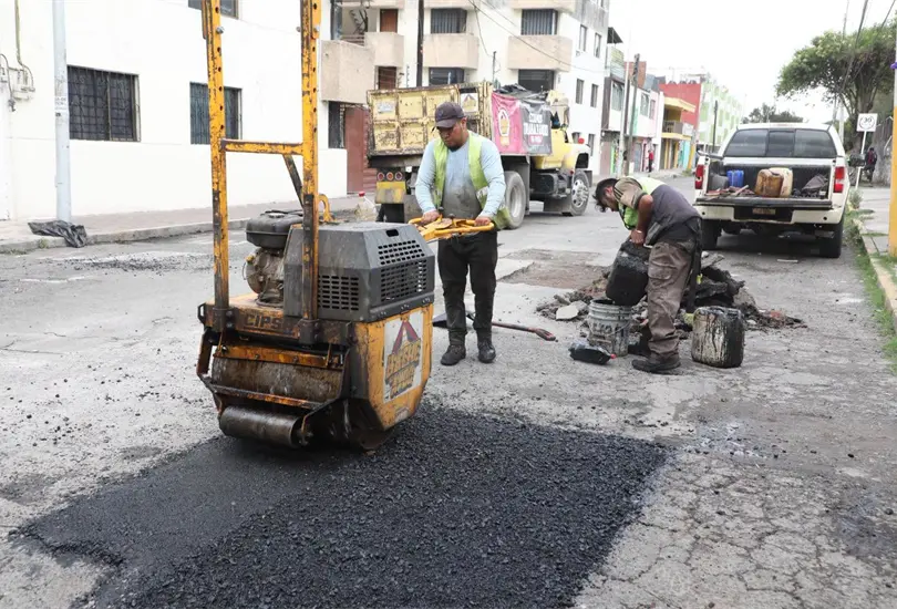 Estrategia CallesAl100 contin&uacute;a con trabajos de pavimentaci&oacute;n en diferentes zonas de Puebla.