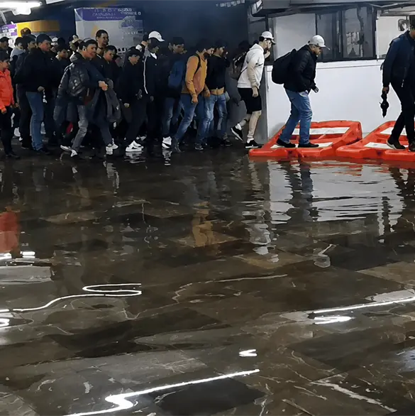 Autos bajo el agua y Metro colapsado: as&iacute; dejaron las lluvias a la CDMX y el Edomex