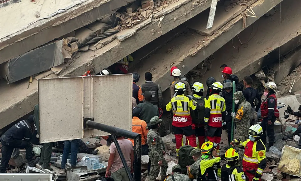  Hombre atrapado pide a rescatista salvarse durante réplica 