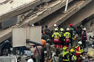 "Si quieres te vas": hombre atrapado pide a rescatista ponerse a salvo durante una r&eacute;plica en Venezuela