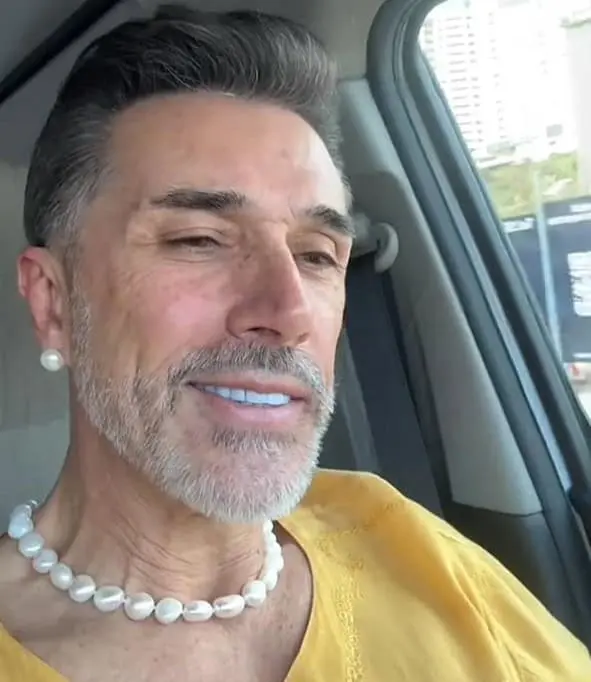 También ha llamado la atención por su estilo al vestir, ya que suele utilizar prendas, collares y accesorios que desafían los estereotipos de la moda masculina.