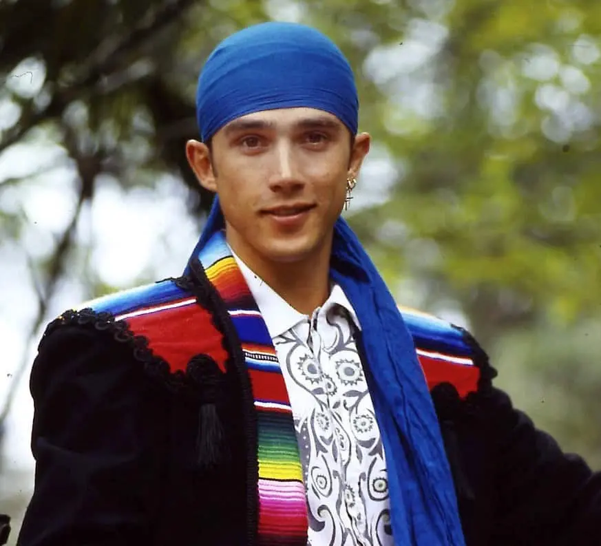 Inició su carrera artística en 1986 como integrante del grupo pop Garibaldi, con el que alcanzó gran popularidad en México y otros países de Latinoamérica.