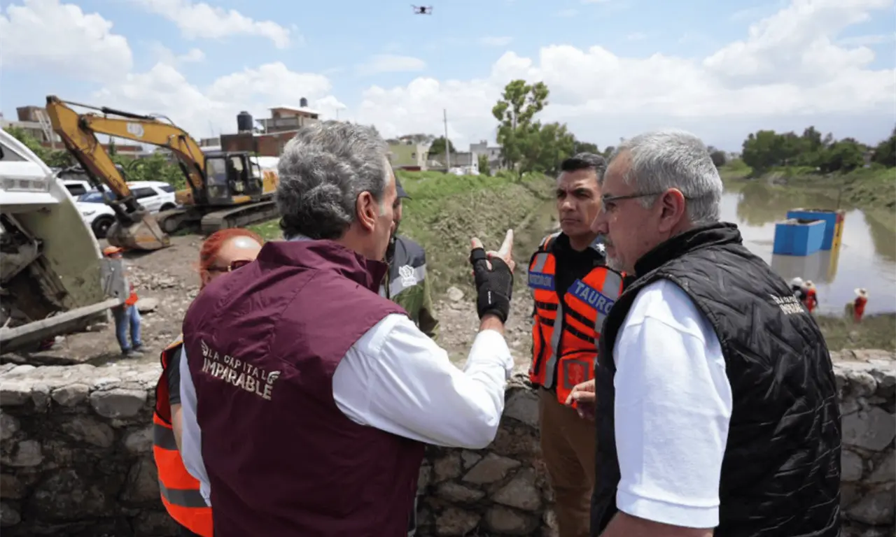  Además de inspeccionar los trabajos operativos, el alcalde recorrió las colonias cercanas para conocer de primera mano las afectaciones ocasionadas por las precipitaciones. 