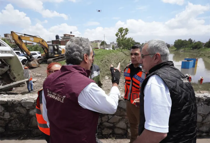 Además de inspeccionar los trabajos operativos, el alcalde recorrió las colonias cercanas para conocer de primera mano las afectaciones ocasionadas por las precipitaciones.