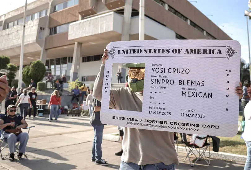 Actualmente, la visa estadounidense de no inmigrante más solicitada por los mexicanos, la B1/B2, mantiene un costo de 185 dólares, equivalente a poco más de 3 mil pesos.