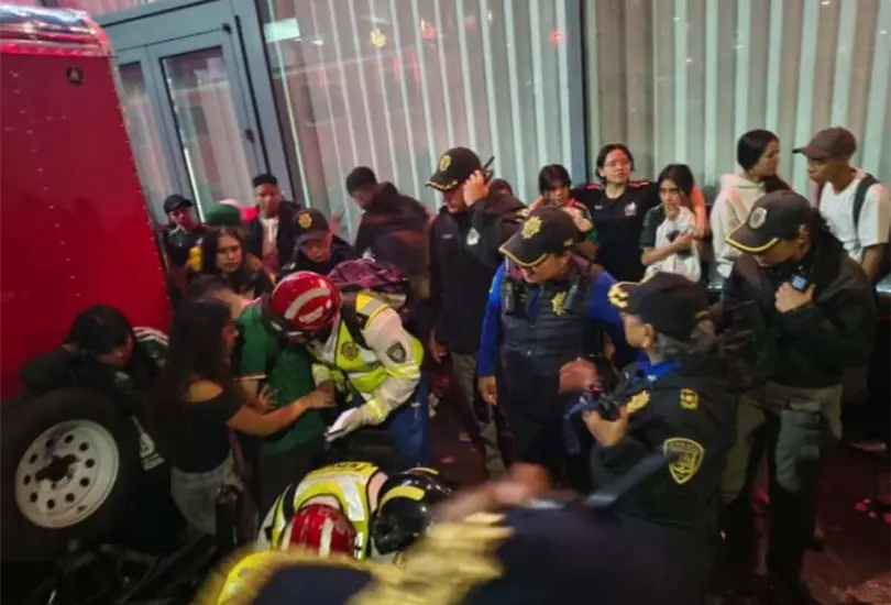 El Gobierno de la CDMX lamentó la muerte de dos aficionados durante los festejos por la victoria de México ante Ecuador e informó que ya investiga lo ocurrido. El Gobierno de la CDMX lamentó la muerte de dos aficionados durante los festejos por la victoria de México ante Ecuador e informó que ya investiga lo ocurrido.