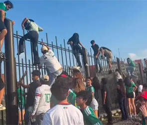 Portazo en el Fan Fest de Monterrey deja un hombre herido tras caer port&oacute;n del Parque Fundidora