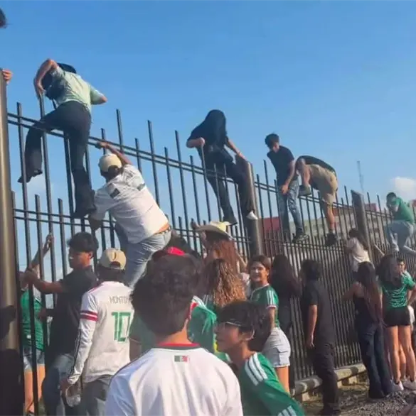Portazo en el Fan Fest de Monterrey deja un hombre herido tras caer port&oacute;n del Parque Fundidora