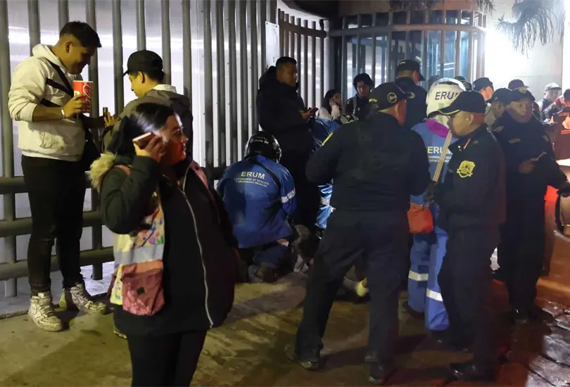 Intentó levantarse en repetidas ocasiones, pero el peso de decenas de personas se lo impidió. Intentó levantarse en repetidas ocasiones, pero el peso de decenas de personas se lo impidió.