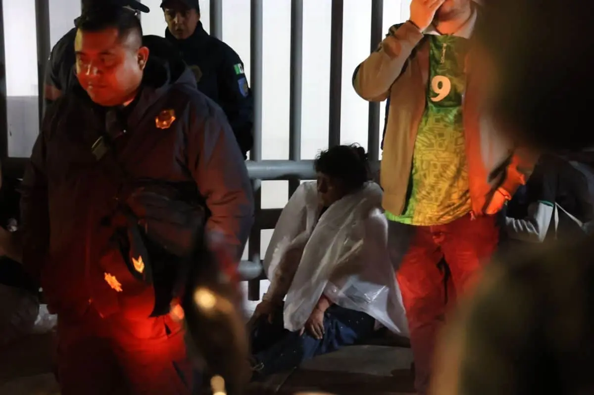 En calles cercanas permanecían zapatos, mochilas, ropa, botellas, lentes, alimentos y hasta manchas de sangre, mientras policías mantenían acordonadas algunas zonas donde trabajaban los servicios de emergencia. Cuartoscuro.