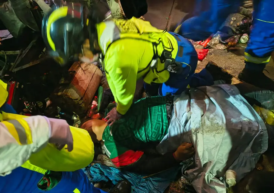 Mientras permanecía atrapado escuchaba gritos de auxilio, personas llorando y sonidos que aún hoy no logra identificar. Permaneció inmovilizado durante aproximadamente dos minutos, aunque para él parecieron una eternidad. RRSS.