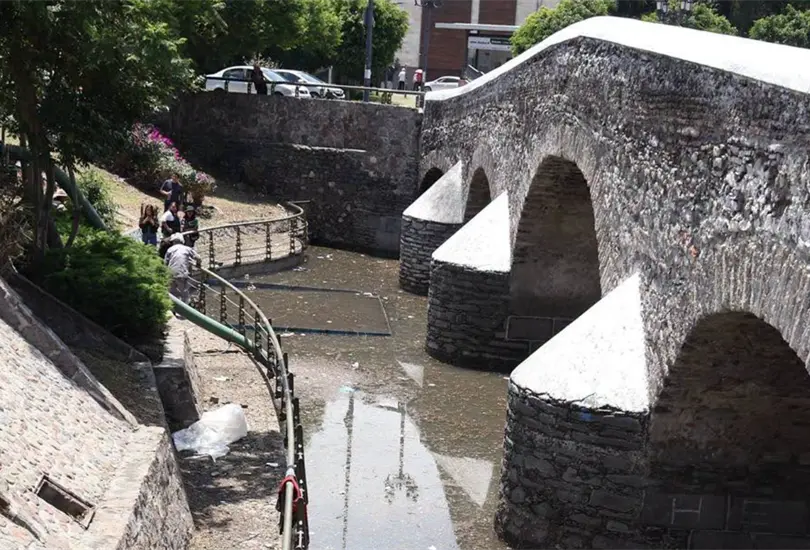Puente de Ovando: realizan trabajos para retirar el agua acumulada tras las lluvias en Puebla.